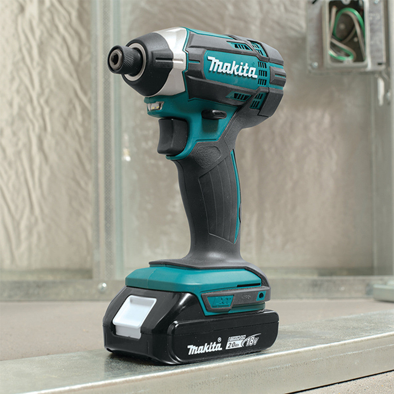 Makita 18V LXT 1/4-in Impact Driver Compact with Battery and Charger - DTD152Y003 - Toronto Liquidation Company