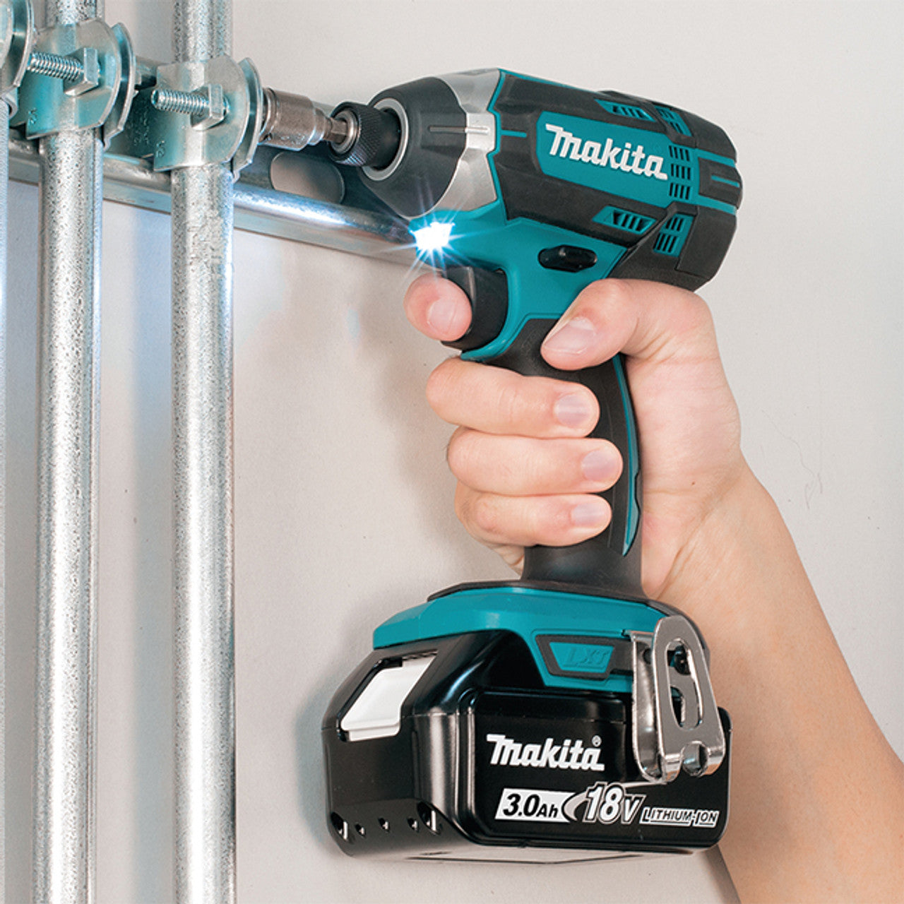 Makita 18V LXT 1/4-in Impact Driver Compact with Battery and Charger - DTD152Y003 - Toronto Liquidation Company